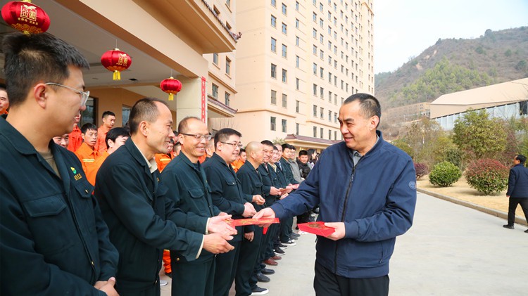 新春慰問送祝福      真情關(guān)懷暖人心